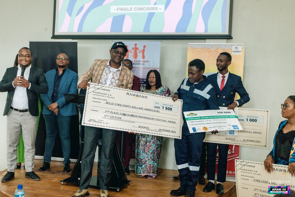Rawbank récompense les gagnants du concours entrepreneur au Festival Amani